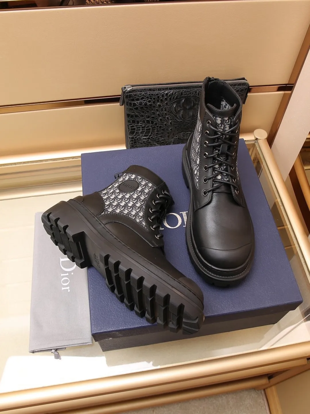 Factory P500 men's shoes 💰 [Dior] Dior high-top casual shoes 🇺🇸 are on sale at the same time, top purchasing Italian original · brand totem cloth sewn with brand cloth label · equipped with first-layer cowhide · (totem cloth High-end, extravagance, and class) Exquisite workmanship (original lining) Sole: Original factory special outsole ⚠️Outsole. Comfortable, wear-resistant, non-slip, real photoshoot🎬The real thing is more beautiful🔍Number: 38-46【45 46 Customized items are non-returnable]